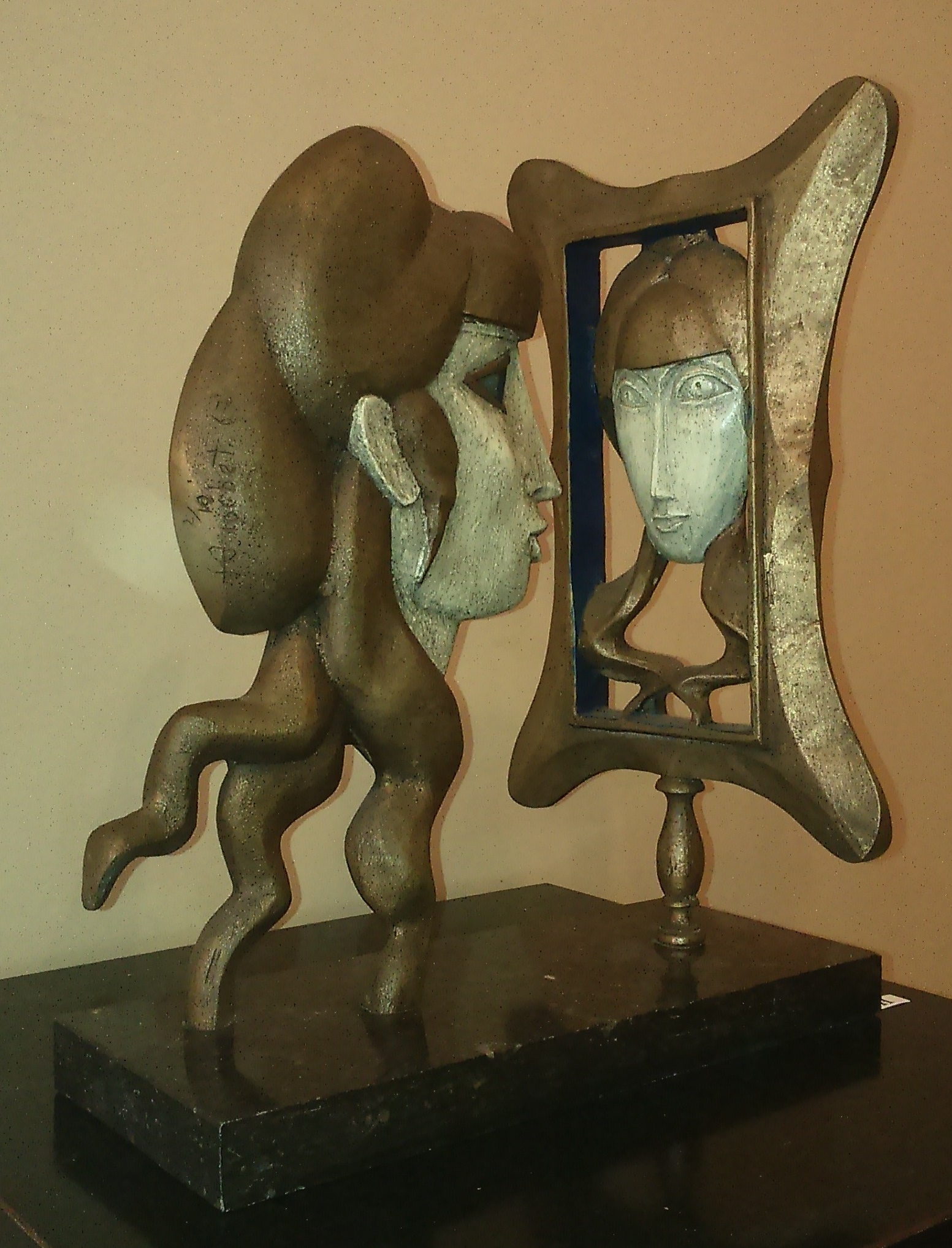 Visage se reflétant dans un miroir · Bronze polychrome, œuvre de François Brochet